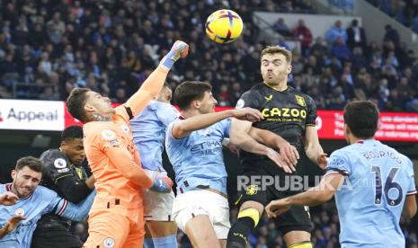  Kiper Manchester City Ederson meninju bola saat pertandingan sepak bola Liga Premier Inggris antara Manchester City dan Aston Villa di Stadion Etihad di Manchester, Inggris, Senin (13/2/2023) dini hari WIB