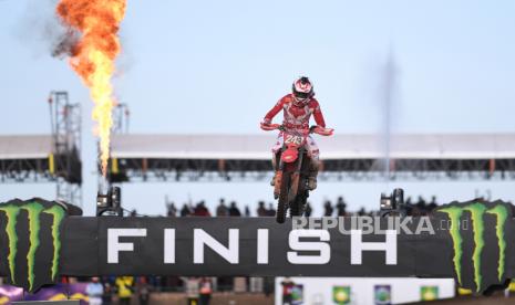 Pembalap tim HRC asal Slovenia Tim Gajser melewati garis finis saat balapan pada seri ke-12 kejuaraan dunia motocross MXGP Samota 2022 di Rocket Motor Circuit, Sumbawa, NTB, Ahad (26/6/2022). Asosiasi Travel Agent Indonesia (Astindo) Nusa Tenggara Barat (NTB) menjual paket wisata Motocross Grand Prix (MXGP) 