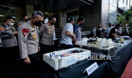 Barang bukti diperlihatkan saat konferensi pers terkait penangkapan terduga teroris di wilayah Bekasi dan Condet, Jakarta Timur, di Polda Metro Jaya, Jakarta, Senin (29/3). Datasemen Khusus Densus Antiteror Polri menangkap empat teroris di Bekasi dan Condet, Jakarta Timur. Dalam penangkapan tersebut, polisi turut menyita sejumlah barang bukti peledak, seperti aceton, HCL, termometer, serbuk aluminium, serta sejumlah komponen bom rakitan. Republika/Thoudy Badai