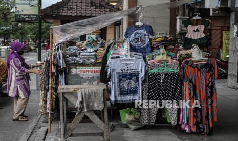 Pedagang kaki lima menata dagangannya di kawasan Malioboro, DI Yogyakarta. Gugus Tugas Percepatan Penanganan COVID-19 Daerah Istimewa Yogyakarta (DIY) meminta masyarakat kembali meningkatkan kewaspadaan dengan mendeteksi orang yang masuk lingkungan masing-masing untuk mencegah penularan COVID-19.