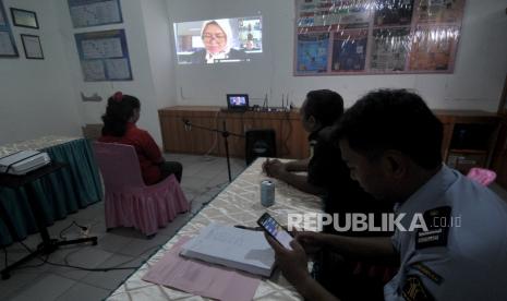 Terdakwa didampingi perwakilan kejaksaan dan petugas Lapas mengikuti sidang yang berlangsung secara daring di lapas. 