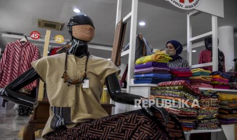 Pengelola menata produk UMKM yang dipajang di Kerajinan dan Kuliner Jawa Barat (Kerabat) Store Dekranasda Jabar, Jalan Ir H Juanda, Kota Bandung, Rabu (23/9). Pemerintah Provinsi Jawa Barat menjadikan Kerabat Store Dekranasda Jawa Barat sebagai ruang pengembangan kreativitas dan sarana promosi serta pusat penjualan bagi produk UMKM dari 27 kabupaten/kota di Jawa Barat. Foto: Abdan Syakura/Republika 