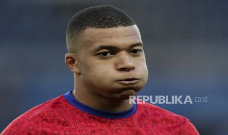 Kylian Mbappe dari PSG melakukan pemanasan sebelum dimulainya pertandingan sepak bola leg pertama semifinal Liga Champions antara Paris Saint Germain dan Manchester City di stadion Parc des Princes, di Paris, Prancis, Rabu, 28 April 2021. 