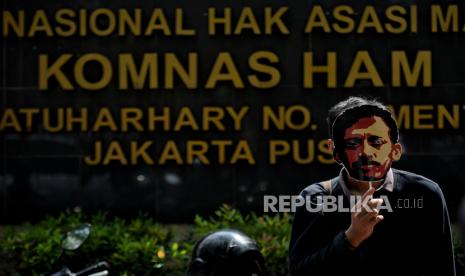 Aktivis Kontras mengenakan topeng berwajah Munir saat melakukan aksi di depan kantor Komnas HAM, Jakarta, Jumat (12/8/2022). Dalam aksi tersebut, Kontras mendesak Komnas HAM untuk menuntaskan kasus pelanggaran HAM berat  pembunuhan terhadap aktivis Munir. Kontras menilai kasus tersebut lambat ditangani daripada kasus pembunuhan terhadap Brigadir J.  