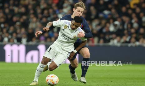 Real Madrid´s Rodrigo Goes (L) in action against Frenkie De Jong (R) of FC Barcelona during the Spanish King