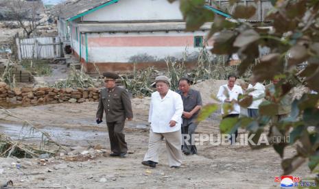 Sebuah foto yang dirilis pada 07 September 2020 oleh Kantor Berita Pusat Korea Utara (KCNA) resmi menunjukkan Kim Jong Un (2-L), ketua Partai Pekerja Korea (WPK) dan komandan tertinggi angkatan bersenjata DPRK, mengadakan dan membimbing pertemuan Dewan Kebijakan Eksekutif Komite Pusat WPK untuk mengorganisir kampanye pemulihan dari bencana alam di daerah di provinsi Hamgyong Selatan dan Utara yang dilanda topan, di Korea Utara