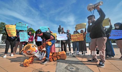 Peserta kampanye damai penyelamtan hutan melakukan aksi teatrikal sambil membentangkan poster saat peringatan Hari Cinta Puspa dan Satwa Nasional 2021 di Telanaipura, Jambi, Ahad (7/11/2021). Aksi damai bertema “Selamatkan Hutan Sumatra Demi Ketahanan Pangan dan Kesehatan” itu melibatkan sejumlah komunitas dengan tujuan mengajak masyarakat dan generasi muda untuk mendukung upaya penyelamatan hutan. 