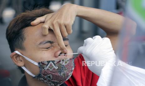 Petugas medis mengambil sampel lendir dari seorang penumpang KRL saat tes swab COVID-19 di Stasiun Bojong Gede, Bogor, Jawa Barat, Senin (11/5/2020). Tes swab tersebut dilakukan kepada 200 calon penumpang secara acak dengan mengumpulkan sampel lendir dari bagian belakang hidung dan tenggorokan sebagai salah satu metode untuk mendeteksi dan mencegah penyebaran virus COVID-19 di transportasi umum