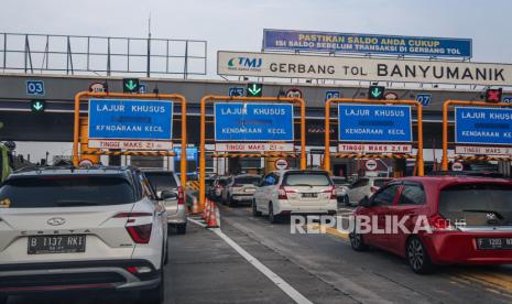 Kendaraan roda empat melewati Gerbang Tol Banyumanik, Semarang, Jawa Tengah, Kamis (4/4/2024). PT Trans Marga Jateng (TMJ) memprediksi sebanyak 1,5 juta kendaraan pemudik akan melintasi Jalan Tol ruas Semarang-Solo selama musim mudik Lebaran 2024, jumlah tersebut naik sebanyak 66,9 persen dibanding lalu lintas harian normal dan mengimbau kepada pengguna jalan untuk memastikan kecukupan saldo uang elektronik (E-Toll) serta kendaraan dalam kondisi prima. 