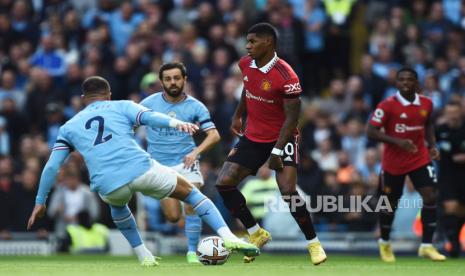  Marcus Rashford (2-kanan) dari Manchester United beraksi melawan Kyle Walker (kiri) dari Manchester City selama pertandingan sepak bola Liga Premier Inggris. 