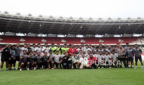  Presiden Joko Widodo (tengah) berpose dengan tim sepak bola U-20 Indonesia saat bertemu menyusul keputusan FIFA untuk mencabut status Indonesia sebagai tuan rumah Piala Dunia U-20 2023, di Stadion Gelora Bung Karno di Jakarta, Sabtu (1/4/2023). Pengamat meminta pemda dan pusat jangan jalan sendiri-sendiri terkait Piala Dunia U20