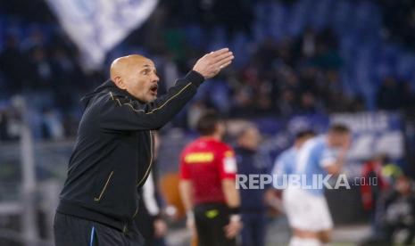 Reaksi pelatih kepala Napoli Luciano Spalletti selama pertandingan sepak bola Serie A Italia antara Napoli vs Fiorentina, Selasa (19/4/2022) dini hari WIB.