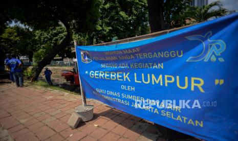 Program Gerebek Lumpur. Pengerjaan saluran dikerjakan bersamaan dengan Gerebek Lumpur, proyek pengendalian dan penanganan banjir di DKI Jakarta.