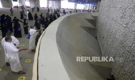 Jamaah Haji Habiskan Hari Tasyrik di Mina Setelah Idul Adha. Jamaah haji melemparkan batu ke sebuah pilar dalam rajam simbolis setan, ritual terakhir haji tahunan, dan hari pertama Idul Adha, sambil menjaga jarak sosial untuk melindungi dari virus corona di Mina dekat kota suci Mekah, Arab Saudi, Selasa, 20 Juli 2021. Virus corona telah merenggut korban haji untuk tahun kedua berturut-turut. Apa yang pernah menarik sekitar 2,5 juta Muslim dari semua lapisan masyarakat dari seluruh dunia, haji sekarang hampir tidak dapat dikenali dalam skala.