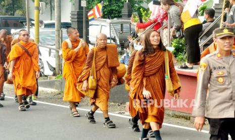 Para biksu peserta ritual suci (Thudong) dari Thailand menuju Candi Borobudur tiba di Kabupaten Semarang, Jawa Tengah, Senin (29/5) siang, setelah sebelumnya mampir di Vihara Buddha Jayanti, Bukit Kassapa (Kasap), Pudakpayung, Kecamatan Banyumanik, Kota Semarang.Sekitar 78,8 kilometer lagi, perjalanan mereka akan tiba di tujuan akhir Candi Borobudur, di Kabupaten Magelang. Di jalan protokol kota Ungaran, Kabupaten Semarang, rombongan biksu ini disambut hangat warga yang turut memberikan semangat dan mengabadikan perjalanan mereka.Di Ibu Kota Kabupaten Semarang, rombongan biksu asal Thailand ini juga dikawal oleh jajaran Polres Semarang dan TNI Kodim 0714/Salatiga. Dari Ungaran, rombongan ritual Thudong akan menuju Kelenteng Hok Tik Bio Ambarawa, Kecamatan Ambarawa untuk menginap semalam, sebelum melanjutkan perjalanan menuju Candi Borobudur.