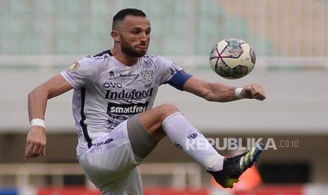 Strker Bali United Ilija Spasojevic mengotrol bola dalam lanjutan Liga 1 2021-2022 di Stadion Pakansari, Kabupaten Bogor, Jawa Barat, Jumat (24/9). Bali United menang atas Persita dengan skor akhir 2-1.Prayogi/Republika.