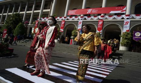 Peserta mengikuti peragaan busana adat Nusantara saat peringatan HUT Ke-77 Kemerdekaan RI di Balairung Universitas Gadjah Mada (UGM), Sleman, D.I Yogyakarta, Rabu (17/8/2022). Acara yang diikuti ratusan civitas akademika UGM itu guna memperingati dan menyemarakan HUT Ke-77 Kemerdekaan Republik Indonesia. 