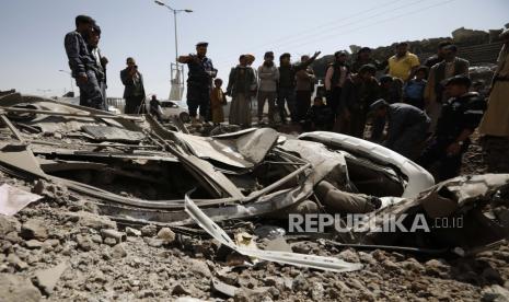 Warga Yaman memeriksa lokasi serangan udara pimpinan Saudi yang menargetkan posisi di Sanaa, Yaman, 11 November 2021. Koalisi yang dipimpin Saudi melakukan operasi luas terhadap sasaran di Yaman. 