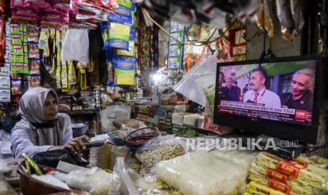 Pedagang menonton siaran dari televisi yang telah dipasang perangkat set top box (STB) di Pasar Kebayoran Lama, Jakarta, Rabu (2/11/2022). Mayoritas pedagang Pasar Kebayoran Lama sudah memasang perangkat STB atau alat konversi sinyal digital pada televisinya sebelum penghentian siaran TV analog yang dilakukan oleh Kementerian Komunikasi dan Informatika (Kominfo) di 222 wilayah di Indonesia pada 2 November 2022 pukul 24.00 WIB. Republika/Putra M. Akbar