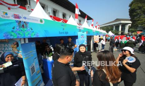 Sejumlah booth perbangkan hadir memeriahkan Pekan West Java Digital dan Sharia Economic Festival (DIGISEF) 2023, serta Pekan QRIS Nasional (PQN) Jawa Barat 2023 yang digelar Bank Indonesia (BI) Jawa Barat di halaman Gedung Sate, Kota Bandung, Ahad (20/8/2023). Kegiatan tersebut sebagai upaya sosialisasi untuk mendorong ekonomi dan keuangan digital sebagai sumber pertumbuhan ekonomi baru Jawa Barat yang berkelanjutan dan inklusif.