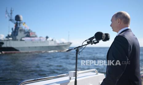  Presiden Vladimir Putin menginspeksi kapal perang selama parade Hari Angkatan Laut di St.Petersburg, Rusia, pada hari Minggu, 26 Juli 2020.