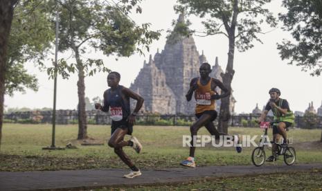 Sejumlah pelari melintasi Candi Sewu saat Mandiri Jogja Marathon 2024 di Prambanan, Klaten, Jawa Tengah, Ahad (18/6/2023). Memilih lokasi start dan finish di kawasan Candi Prambanan, MJM 2024 yang diikuti lebih 8000 pelari dari dalam dan luar negeri menyajikan rute-rute yang memperlihatkan keindahan alam dan kekayaan budaya lokal dengan melewati puluhan desa dan ragam wisata utama di Yogyakarta seperti Candi Prambanan, Candi Plaosan dan Monumen Taruna yang diharapkan bisa mendukung kekayaan budaya hingga ke tingkat internasional sehingga meningkatkan pariwisata di Yogyakarta dan Indonesia.