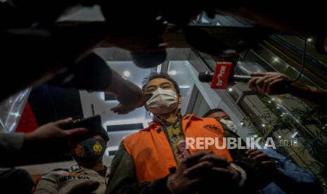 Wakil Ketua DPR RI Azis Syamsuddin mengenakan rompi tahanan usai diperiksa di Gedung Merah Putih KPK, Jakarta, Sabtu (25/9). KPK resmi menahan Azis Syamsuddin setelah ditetapkan sebagai tersangka dalam kasus dugaan suap penanganan perkara di Kabupaten Lampung Tengah. Republika/Thoudy Badai