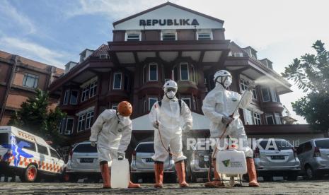 Petugas Dompet Dhuafa saat akan melakukan penyemprotan cairan disinfektan di lingkungan kantor Republika, Jakarta, Selasa (7/3). Dompet Dhuafa bekerjasama dengan Republika melakukan penyemprotan cairan disinfektan di lingkungan kantor Republika untuk mengantisipasi penyebaran virus Corona atau Covid-19. Republika/Putra M. Akbar(Republika/Putra M. Akbar)