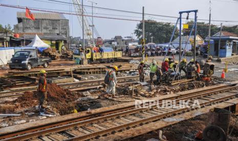 Sejumlah pekerja menyelesaikan proyek pembangunan underpass ilustrasi