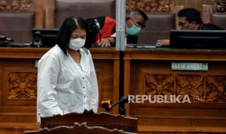 Terdakwa kasus pembunuhan berencana Putri Candrawathi saat menjalani sidang perdana di Pengadilan Negeri Jakarta Selatan, Jakarta, Senin (17/10/2022). Istri mantan Kadiv Propam Polri Irjen Pol Ferdy Sambo, Putri Candrawathi bersama tersangka lainnya diantaranya Ferdy Sambo,  Kuat Maruf dan Bripka Ricky Rizal menjalani sidang perdana dengan agenda pembacaan surat dakwaan oleh Jaksa Penuntut Umum (JPU). Republika/Thoudy Badai