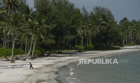 Wisatawan berjalan di tepi Pantai Teluk Lagoi, Bintan, Kepulauan Riau, Ahad (1/11). Destinasi Pariwisata di Lagoi Bintan dan Nongsa Batam di Provinsi Kepulauan Riau (Kepri) siap dibuka terbatas untuk wisata mancanegara (wisman). 