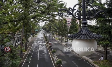 Suasana lengang Jalan Ir H Juanda yang ditutup di Kota Bandung, Jumat (18/6). Pemerintah Kota Bandung dan Polrestabes Bandung mulai menerapkan kebijakan buka tutup di sejumlah ruas jalan protokol dari pukul 14.00 WIB hingga 16.00 WIB serta pukul 18.00 WIB hingga 05.00 WIB selama 14 hari ke depan. Penutupan tersebut bertujuan untuk menekan mobilitas masyarakat sekaligus meminimalisir warga luar kota masuk ke Kota Bandung demi mencegah penyebaran Covid-19. Foto: Republika/Abdan Syakura