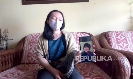 Valeria Buring, kakak sepupu Mayang menceritakan Mayang menjadi korban tindak pidana perdagangan orang di Myanmar, Jumat (5/4/2023). Pemerintah Indonesia melalui Kedutaan Besar (KBRI) Yangon dan KBRI Bangkok berhasil membebaskan 20 Warga Negara Indonesia (WNI) dari wilayah konflik Myawaddy, Myanmar. 