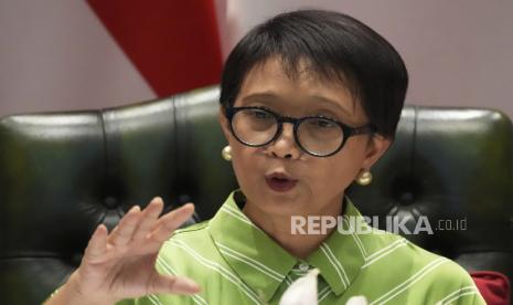 Menteri Luar Negeri Indonesia Retno Marsudi berbicara dalam konferensi pers di Jakarta,  Jumat (5/5/2023). Pihak berwenang Indonesia mengatakan pada hari Jumat bahwa mereka berusaha menyelamatkan puluhan warga negaranya yang diperdagangkan ke Negara Bagian Kayin Myanmar untuk bekerja sebagai penipu dunia maya di tengah meningkatnya jumlah korban perdagangan manusia di kawasan Asia Tenggara