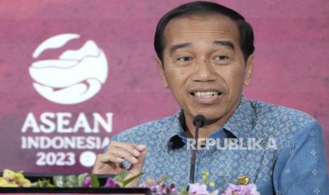 Presiden  Joko Widodo memberi isyarat saat konferensi pers KTT ASEAN ke-42 di Labuan Bajo, provinsi Nusa Tenggara Timur,  Kamis (11/5/2023).