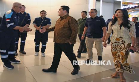 Menteri BUMN Erick Thohir (kedua kiri) didampingi Direktur Utama PT Aviasi Pariwisata Indonesia atau InJourney Maya Watono (kanan) dan Direktur Injourney Airport Faik Fahmi (kedua kanan) berbincang dengan petugas bandara saat meninjau fasilitas bandara di Terminal 3 Bandara Soekarno-Hatta, Tangerang, Banten, Rabu (4/12/2024). Kunjungan tersebut untuk memastikan kesiapan dalam menghadapi periode angkutan Natal 2024 dan Tahun Baru 2025 di Bandara Soetta. 