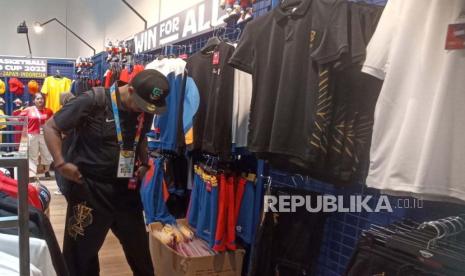 Merchandise FIBA World Cup 2023 di Stand Indonesia Arena GBK Senayan Jakarta diminati penonton. 