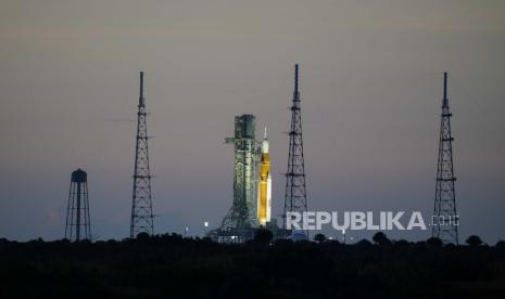 Roket bulan NASA terlihat dari Canaveral National Seashore, berdiri di Pad 39B sebelum misi Artemis 1 mengorbit bulan di Kennedy Space Center, Rabu, 31 Agustus 2022, di Titusville, Florida.