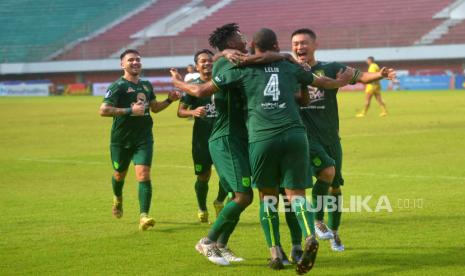 Pemain Persebaya melakukan selebrasi usai mencetak gol ke gawang Barito Putera pada pertandingan lanjutan BRI Liga 1 di Stadion Maguwoharjo, Sleman, Yogyakarta, Selasa (6/12/2022). Pada pertandingan ini Persebaya berhasil memetik poin penuh usai mengalahkan PS Barito Putera dengan skor 3-2.