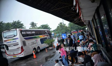 Penumpang menunggu kedatangan bis di Terminal Kampung Rambutan, Jakarta, Rabu (21/12/2022). (Ilustrasi)