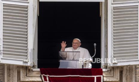 Paus Fransiskus melambai dari jendela yang menghadap ke Lapangan Santo Petrus di Vatikan, Ahad, 9 Juni 2024,