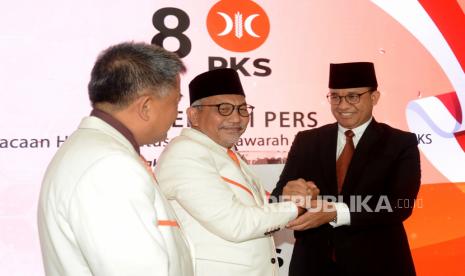 Presiden PKS Ahmad Syaikhu (tengah) berjabat tangan dengan Mantan Gubernur DKI Jakarta Anies Baswedan (kanan) disaksikan Wakil Ketua Majelis Syura PKS Sohibul Iman (kiri) usai pembacaan hasil musyawarah majelis Syura VIII PKS di Kantor PKS, Jakarta, Kamis (23/2/2023). PKS resmi mendeklarasikan dukungan kepada Anies Baswedan sebagai bakal calon presiden yang akan didukung di Pilpres 2024.  