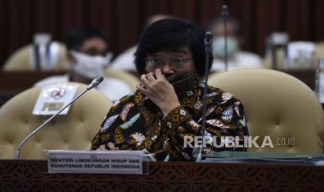 Menteri Lingkungan Hidup dan Kehutanan Siti Nurbaya mengikuti Rapat Kerja dengan Komisi IV DPR di Kompleks Parlemen Senayan, Jakarta, Rabu (24/6/2020). Rapat tersebut membahas RKA K/L dan RKP K/L Tahun 2021 serta evaluasi pelaksanaan APBN 2019 Kementerian LHK. 