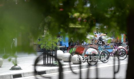 Beberapa becak menunggu penumpang di kawasan wisata Malioboro, Yogyakarta (Ilustrasi). Pemerintah Provinsi (Pemprov) Istimewa Yogyakarta berharap aktivitas ekonomi masyarakat bergulir kembali mulai Juli 2020.  