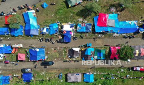 Foto aerial tenda pengungsi di kompleks Stadion Manakarra, Mamuju, Sulawesi Barat, Senin (18/1/2021). Berdasarkan data BNPB per 18 Januari 2021 pukul 14.00 WIB jumlah korban meninggal dunia akibat gempa magnitudo 6,2 di Sulawesi Barat berjumlah 84 orang, dan pengungsi berjumlah 19.435 orang. 