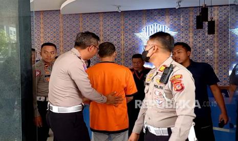 Dirlantas Polda Jawa Barat Kombes Pol Wibowo didampingi Kabid Humas Polda Jabar Ibrahim Tompo memberikan keterangan terbaru tentang pengendara moge yang tabrak santri di Ciamis, Sabtu (27/5/2023). 