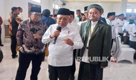 Wakil Presiden KH Maruf Amin usai hadir di Silaturahmi Nasional (Silatnas) ke-VII Kontak Santri Agribisnis Indonesia (KONSAIN) di Pondok Pesantren Syaichona Cholil, Balikpapan, Kalimatan Timur, Selasa (24/10/2023). 