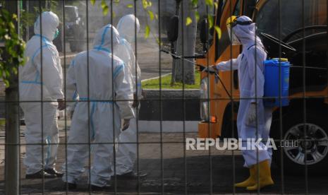 Petugas menyemprotkan disinfektan ke pengemudi kendaraan pengangkut pasien orang tanpa gejala (OTG) COVID-19 saat masuk di Asrama Haji Donohudan, Ngemplak, Boyolali, Jawa Tengah, Senin (7/6/2021). Pemindahan pasien orang tanpa gejala (OTG) COVID-19 dari Kudus terus dilakukan secara bertahap agar dapat penanganan lebih cepat dan mudah terpantau. 