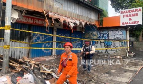 Riki Rinaldi seorang ojek online (ojol) menyakasikan detik-detik kebakaran besar di Mampang Prapatan, Jakarta Selatan yang merenggut tujuh korban jiwa, saat ditemui di lokasi, Jumat (19/4/2024). 