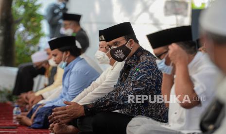 Gubernur DKI Jakarta Anies Baswedan mengikuti ibadah sholat Jumat di Tenda Masjid At-Tabayyun di Perumahan Taman Villa Meruya, Meruya, Jakarta Barat, Jumat (27/8). Masjid tersebut dibangun diatas lahan seluas 1.078 meter persegi milik Pemprov DKI Jakarta dengan anggaran sebesar Rp 10 miliar hasil swadaya masyarakat dengan target pengerjaan sekitar 8 bulan. Anies Izinkan Ibadah Ramadhan di Masjid Asalkan Jamaah Taat Prokes